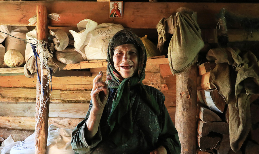 Агафья Лыкова в своём доме. Обложка © ТАСС / Александр Рюмин