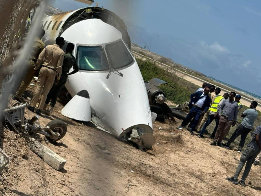 Пассажирский самолёт совершил жёсткую посадку в столице Сомали Могадишо. Фото © Twitter / aviationbrk