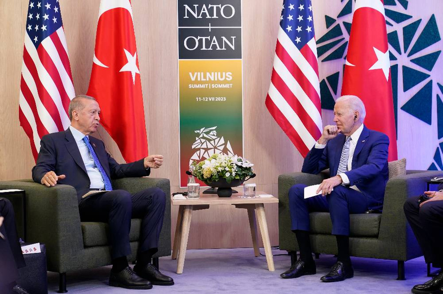 <p>Реджеп Тайип Эрдоган и Джо Байден во время встречи на саммите в Литве. Обложка © ТАСС / AP / Susan Walsh</p>