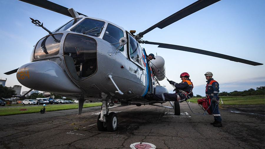 На поиски пропавших туристов вылетал вертолёт Ми-8 МЧС России. Обложка © ТАСС / Юрий Смитюк