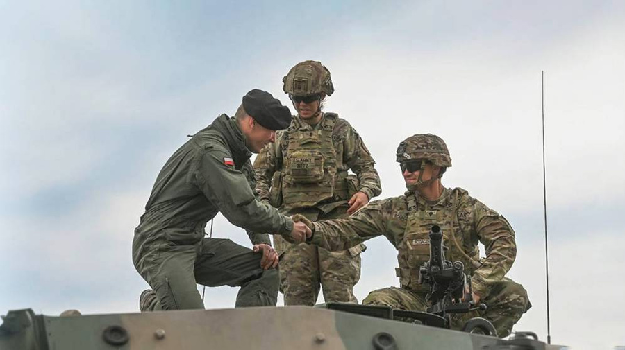 Польский и американские солдаты во время совместных учений в мае 2023 года в Польше. Обложка © Getty Images / NurPhoto / Artur Widak