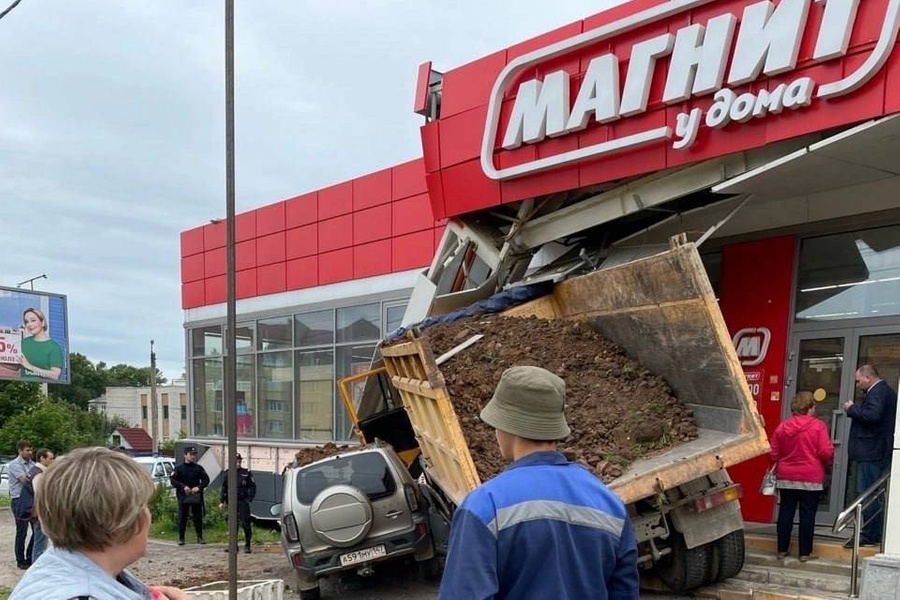 Грузовик врезался в здание магазина в городе Пикалёво Ленинградской области. Обложка © VK / 50 оттенков Питера