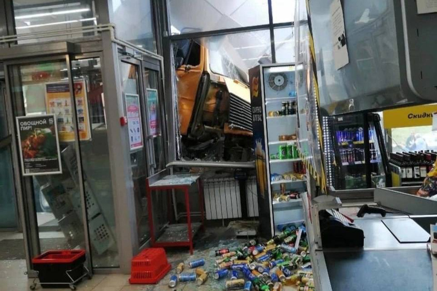 Грузовик врезался в магазин "Магнит" в Пикалёво Ленинградской области. Последствия инцидента внутри супермаркета. Фото © VK / 50 оттенков Питера
