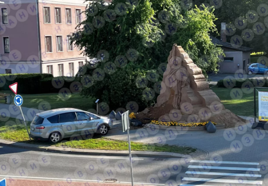 В Эстонии пьяный водитель протаранил скульптуру Зеленского. Фото © Telegram/"Новое издание" 