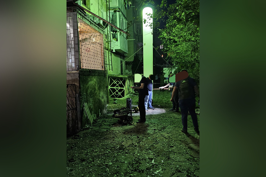 Сотрудники правоохранительных органов на месте взрыва во дворе блогера Александра Талипова в Феодосии. Обложка © Telegram / "ТалипоV Online Z"