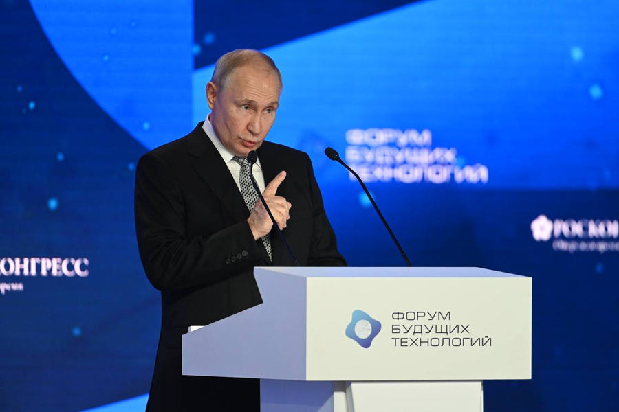 Президент РФ Владимир Путин в ходе выступления на Форуме будущих технологий "Вычисления и связь. Квантовый мир". Обложка © LIFE / Павел Баранов