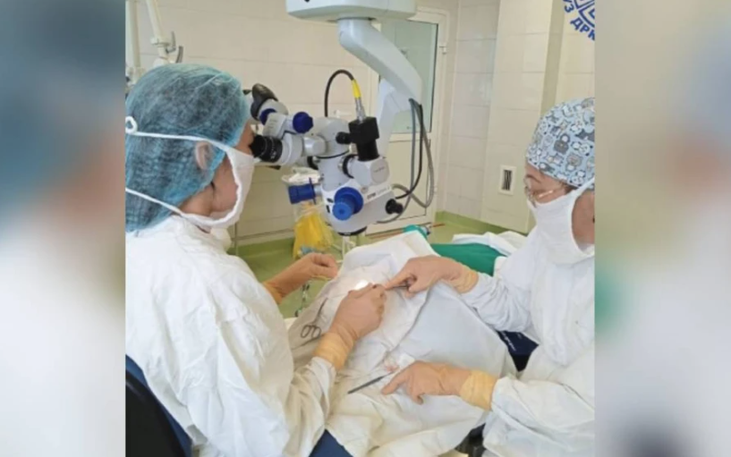 В Бурятии врачи-офтальмологи прооперировали девочку, которая лишилась зрения из-за дротика, попавшего в глаз. Фото © ГАУЗ "ДРКБ" МЗ РБ