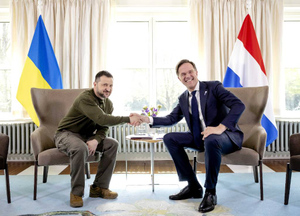 Зеленский и премьер Нидерландов попытались поделить чашку кофе на саммите НАТО
