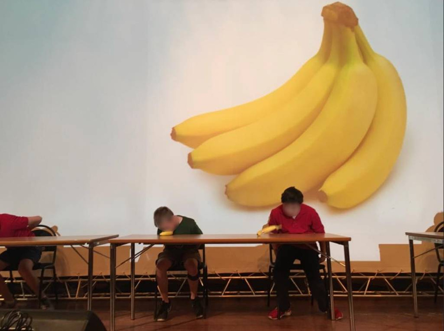 Мальчишки из ААШ играли в игру "съешь банан" со связанными руками. Фото © Facebook (признан экстремистской организацией и запрещён на территории Российской Федерации) / AASMoscowmiddleschool