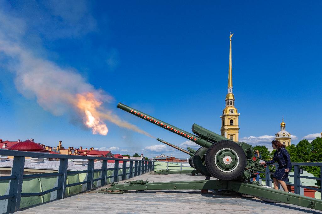 В Петропавловской крепости прогремел полуденный выстрел в честь юбилея Державина