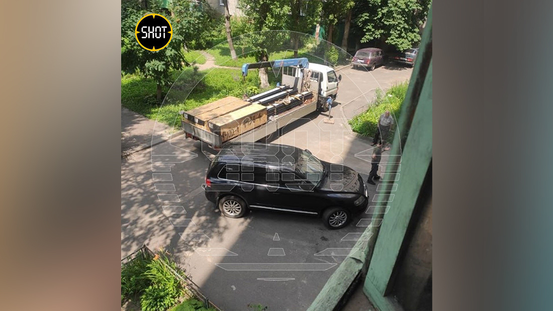 Рабочие, которым Наталья из Воронежа угрожает прострелить ноги. Фото © SHOT