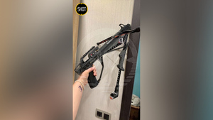 Арбалет, из которого Наталья угрожает прострелить ноги рабочим в Воронеже. Фото © SHOT
