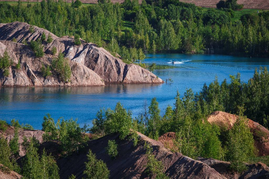 Первой остановкой маршрута станут голубые озёра рядом с деревней Кондуки Тульской области. Фото © Shutterstock