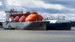 Как на Западе охотятся за якобы российскими танкерами, которые возят нефть в обход санкций