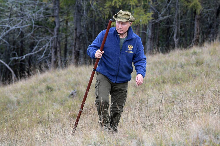 Президент РФ Владимир Путин во время отдыха в сибирской тайге. Обложка © ТАСС / Алексей Дружинин 