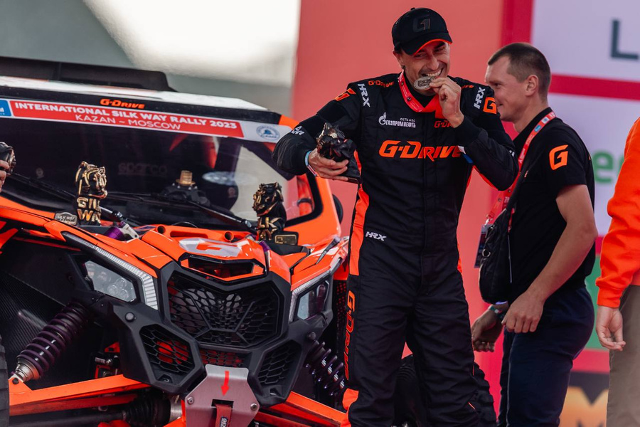 Участник ралли "Шёлковый путь" на финише у стен Кремля. Обложка © t.me / Silk Way Rally