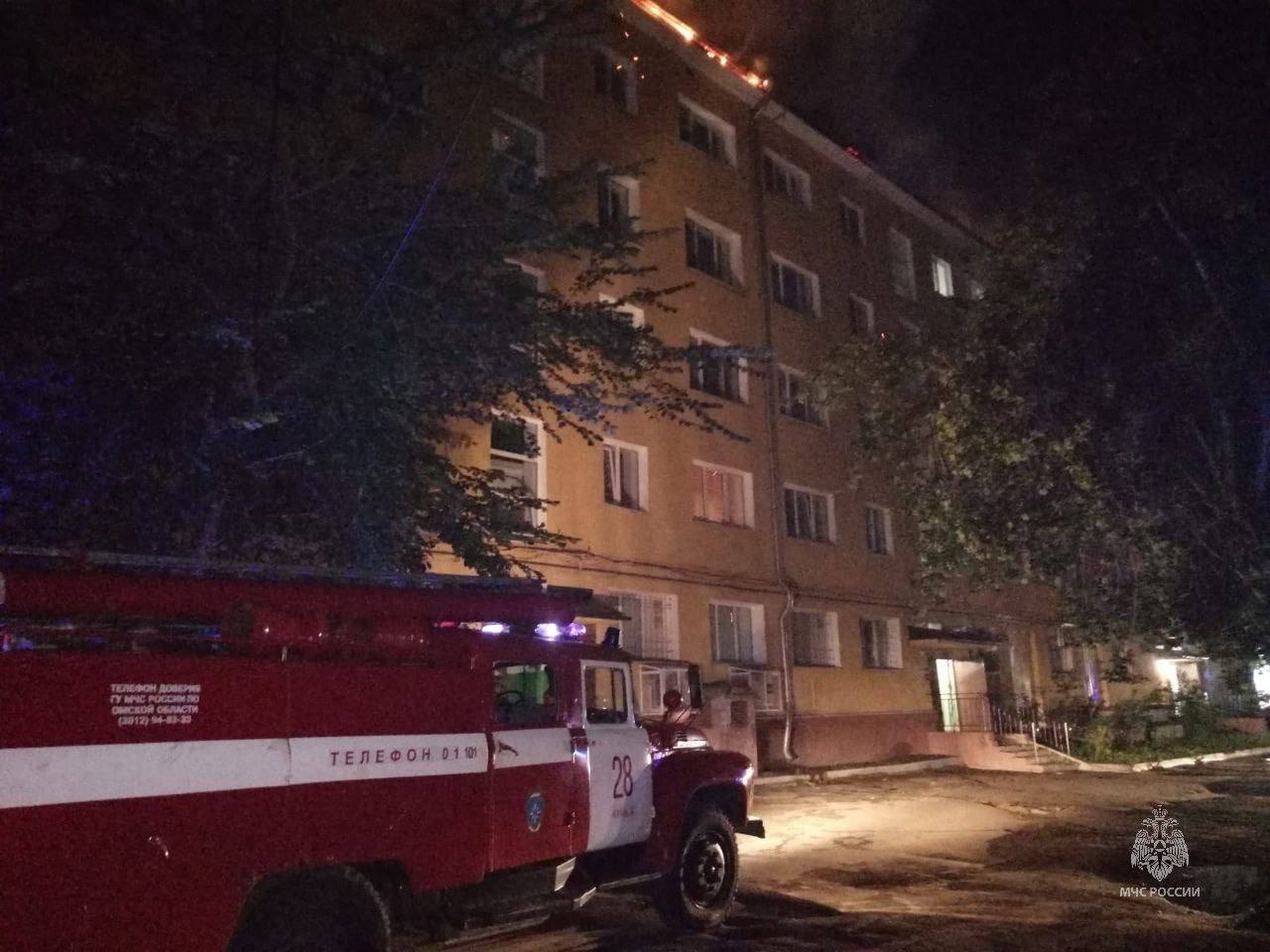 В Омске локализовали пожар на крыше жилой пятиэтажки