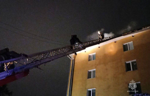 Пожарные ликвидировали открытое горение на крыше жилой пятиэтажки в Омске