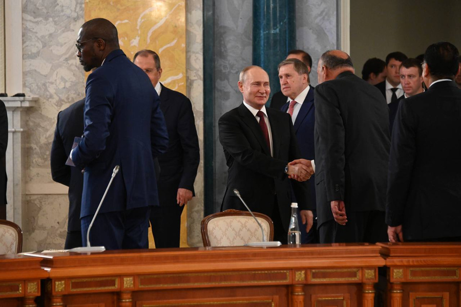 Встреча Путина с главами делегаций африканских государств в Петербурге. Обложка © LIFE / Павел Баранов