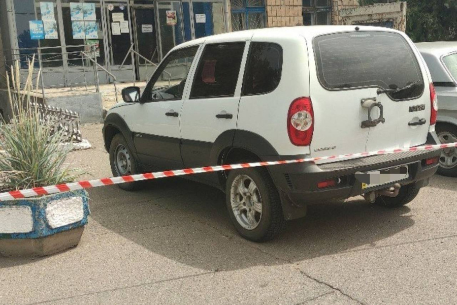 Под машиной главы села Давыдовка Запорожской области обнаружили бомбу. Обложка © СУ СК России по Запорожской области