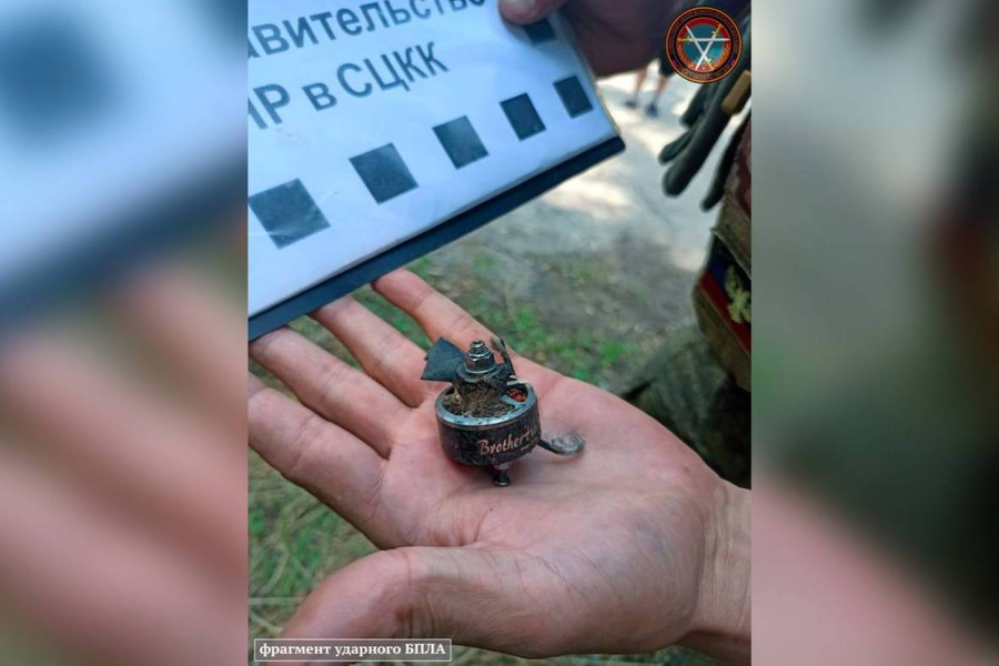 Фрагмент ударного беспилотника ВСУ. Фото © Представительство ДНР в СЦКК
