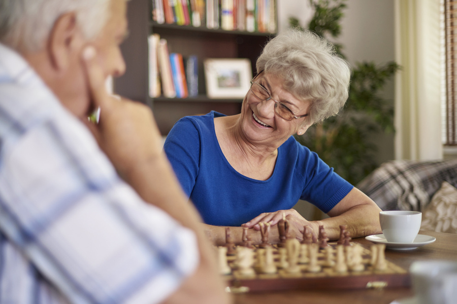 <p>Пожилая семейная пара прочитала нашу заметку и решила чаще играть в шахматы, чтобы снизить риск возникновения деменции. Обложка © Shutterstock</p>