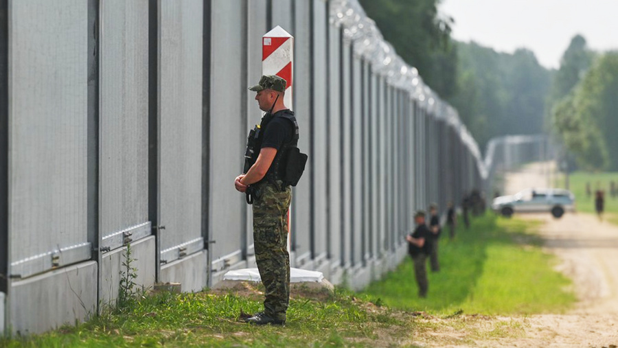 <p>Πολωνοί συνοριοφύλακες στο νέο φράχτη στα σύνορα Πολωνίας-Λευκορωσίας. Εξώφυλλο © Getty Images / NurPhoto / Artur Widak</p>