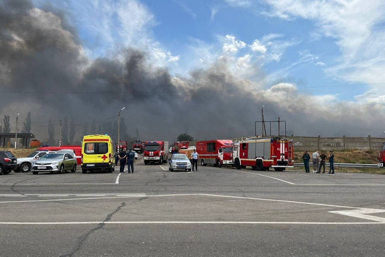 Мощный пожар на свалке под Астраханью перекинулся на соседние здания