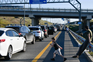 Число машин в пробке у Крымского моста со стороны Тамани выросло до 1,4 тыс.
