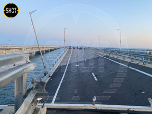Повреждённый пролёт Крымского моста просел на 50 см (в направлении Керчи). Другой пролёт (в сторону Тамани) разрушен. Фото © t.me / SHOT