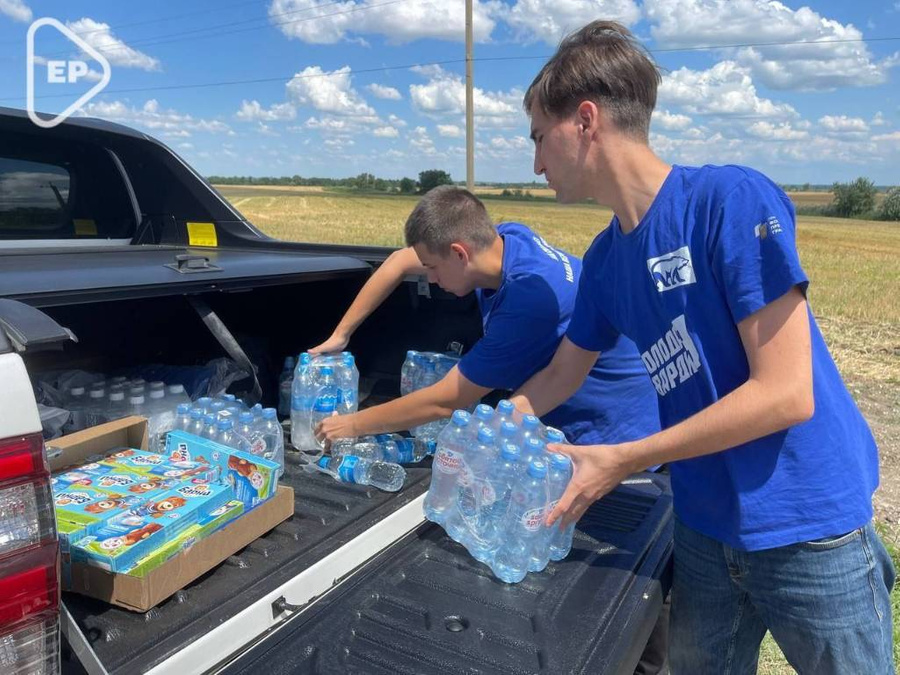 Волонтёры МГЕР из Краснодарского края доставят воду и продукты к Крымскому мосту. Обложка © Telegram / Единая Россия. Официально
