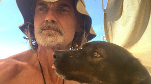 Чудесное спасение: Австралиец три месяца выживал с собакой на яхте в океане без еды и воды