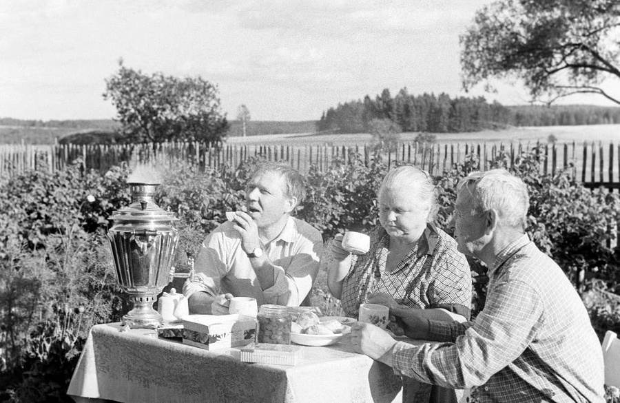 Вот как устраивали чаепитие на даче в Советском Союзе. Фото © ТАСС / Вячеслав Ун Да-син