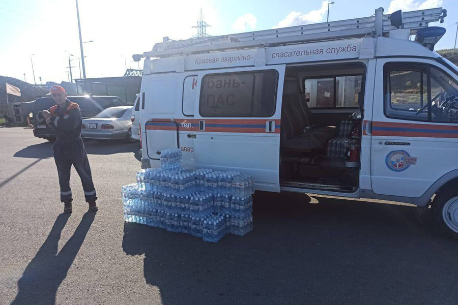 Волонтёры раздают воду тем, кто находится на Крымском мосту. Обложка © Telegram / Фёдор Бабенков