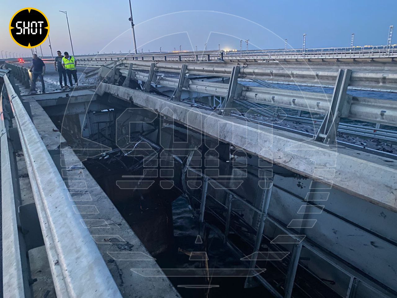 Повреждённый пролёт Крымского моста просел на 50 см (в направлении Керчи). Другой пролёт (в сторону Тамани) разрушен. Фото © t.me / SHOT