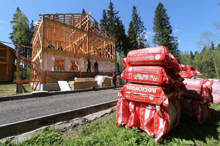 Загородный сегмент — с конца августа и до завершения строительного сезона будет дорожать. Фото © ТАСС / Александр Артеменков