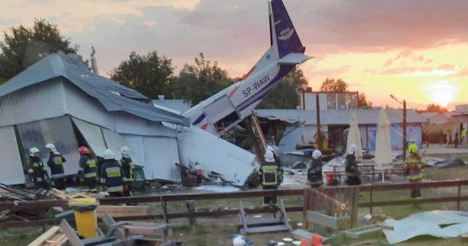 Пять человек погибло после падения самолёта Cessna на ангар с людьми в Польше. Обложка © twitter / thenewstrending
