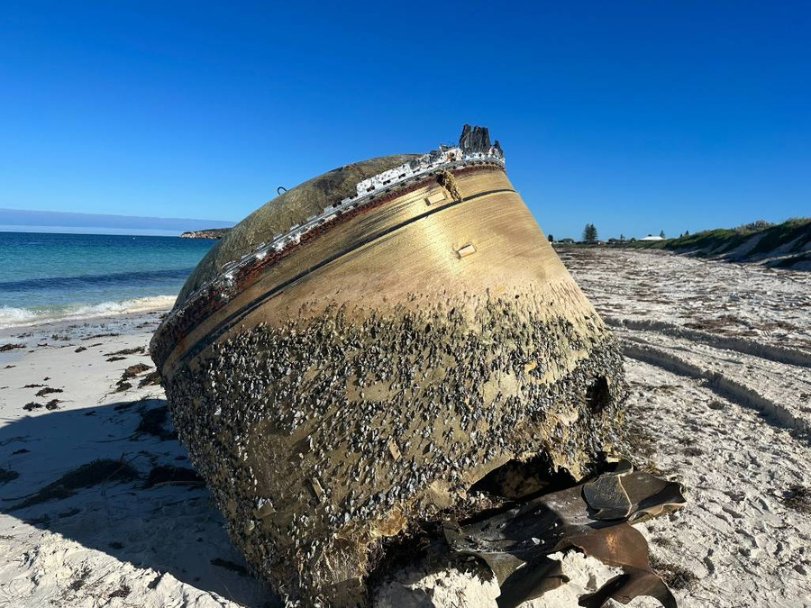 На пляже в Австралии нашли неопознанный объект. Обложка © Twitter / Australian Space Agency