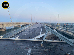 Повреждённый пролёт Крымского моста просел (в направлении Керчи). Другой пролёт (в сторону Тамани) разрушен. Фото © t.me / SHOT