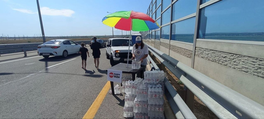 <p>Добровольцы #МЫВМЕСТЕ организовали пункты выдачи воды водителям, пересекающим Крымский мост. Обложка © Предоставлено LIFE</p>