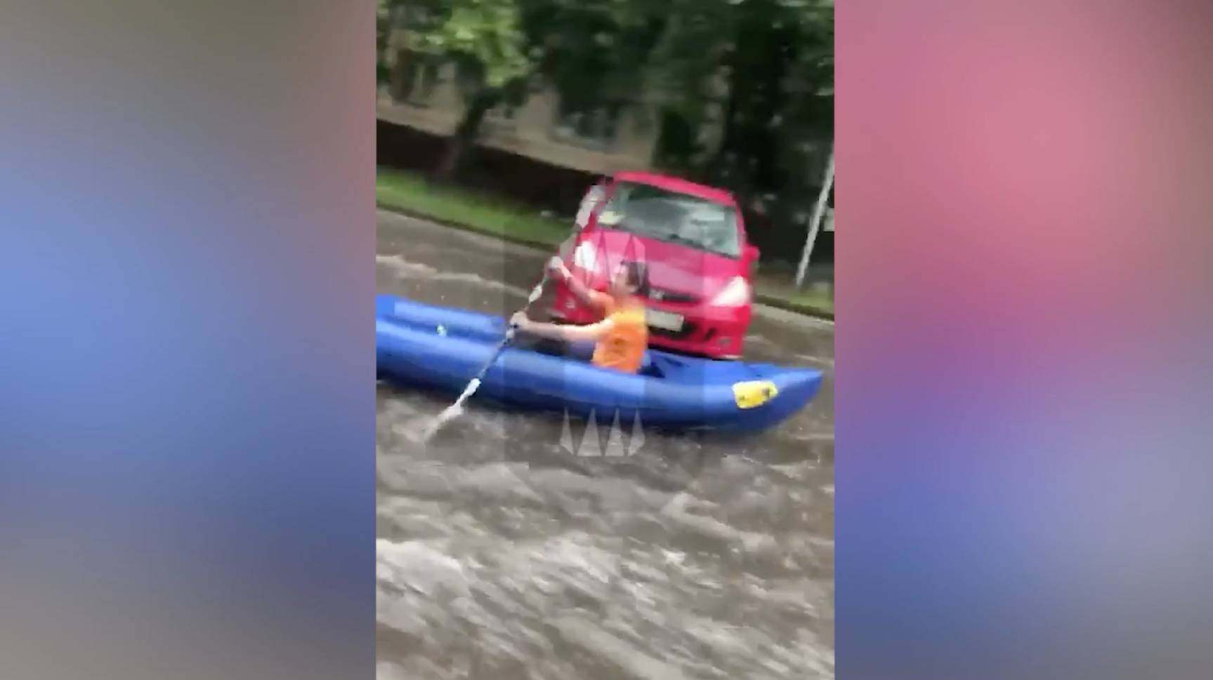 Венеция по-нашему: Москвич после ливня устроил заплыв на лодке по улице