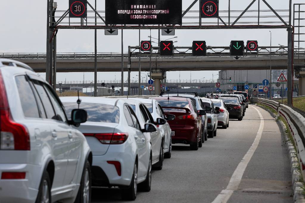 Оперштаб: Более 1,2 тысячи авто ждут очереди на проезд с обеих сторон Крымского моста
