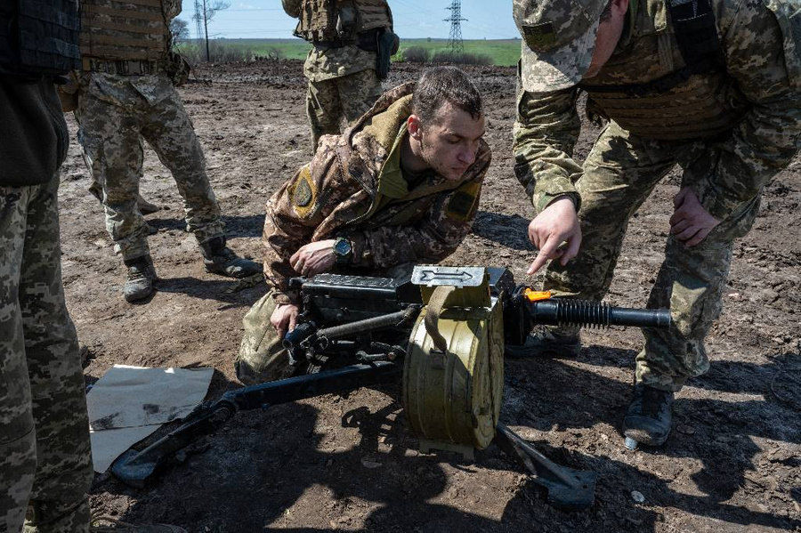 Украинские солдаты 28-й бригады тренируются с использованием автоматических гранатомётов АГС-17 советского производства. Фото © Getty Images / Scott Peterson