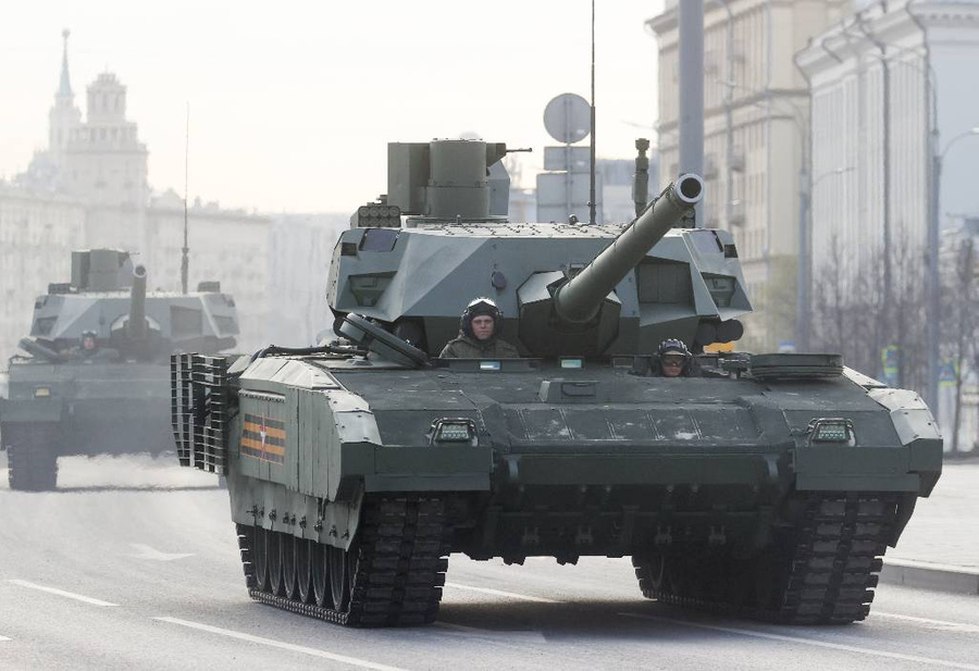 Танк Т-14 "Армата" по пути на генеральную репетицию парада на Красной площади. Фото © ТАСС / Владимир Гердо