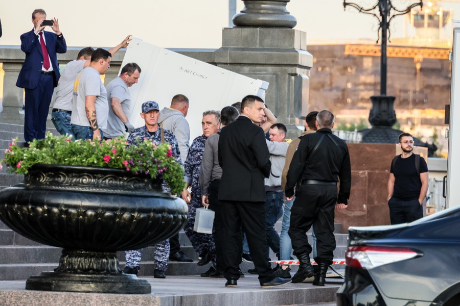 Погрузка иконы "Святая Троица" у храма Христа Спасителя для перевозки во Всероссийский художественный научно-реставрационный центр имени академика Грабаря. Обложка © ТАСС / Михаил Метцель
