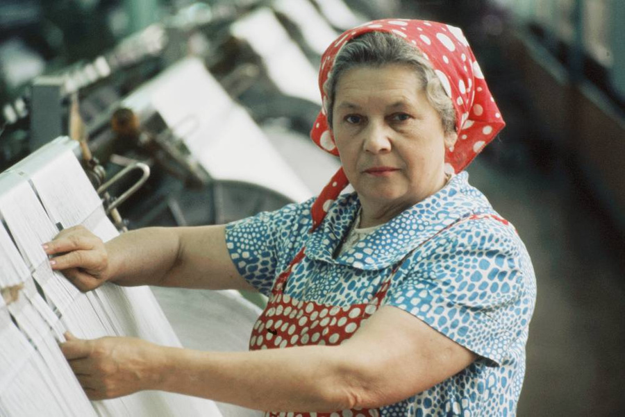 Советские рабочие женщины: их роль в промышленности страны. Фото ©  ТАСС / Николай Акимов, Валентин Мастюков