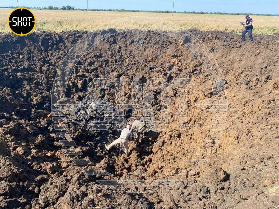 Воронка от взрыва в Приморско-Ахтарске Краснодарского края. Обложка © SHOT