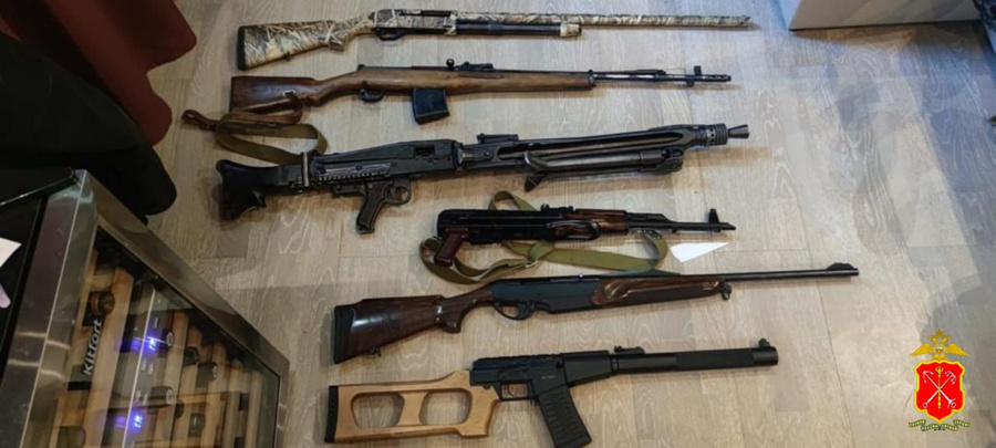 Оружие, найденное дома у жителя Кронштадта, подозреваемого в педофилии. Фото © t.me / Петербургская полиция