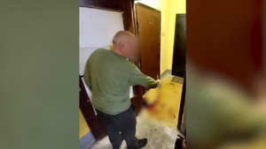 Пенсионер из Смоленска убил падчерицу и её приятеля, долго не открывавших дверь