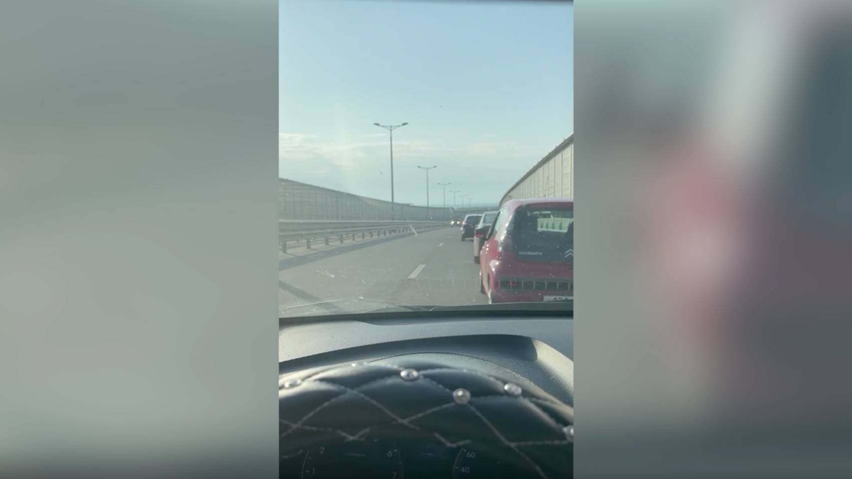 Водители услышали оповещение о воздушной тревоге на Крымском мосту, Лайф узнал причину